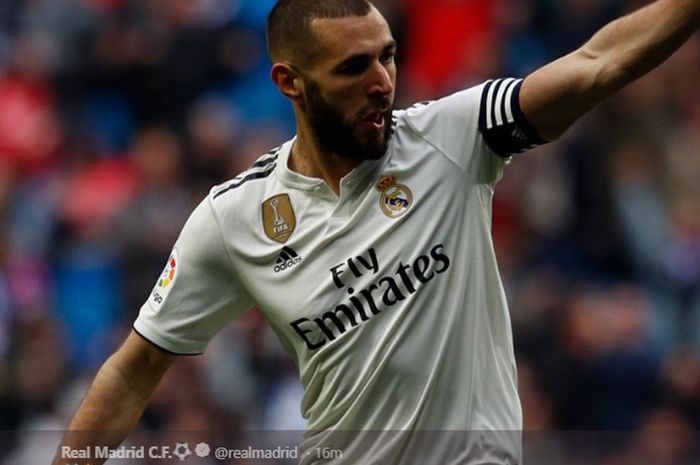 Striker Real Madrid, Karim Benzema, saat pertandingan melawan Eibar pada ajang Liga Spanyol di Stadion Santiago Bernabeu, 6 April 2019.