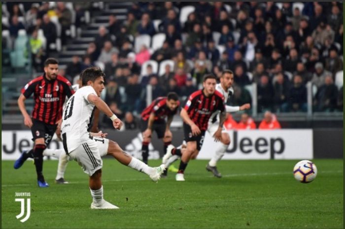 Bintang Juventus, Paulo Dybala, mencetak gol lewat titik penalti ke gawang AC Milan dalma laga di Allianz Stadium, Sabtu (6/4/2019)