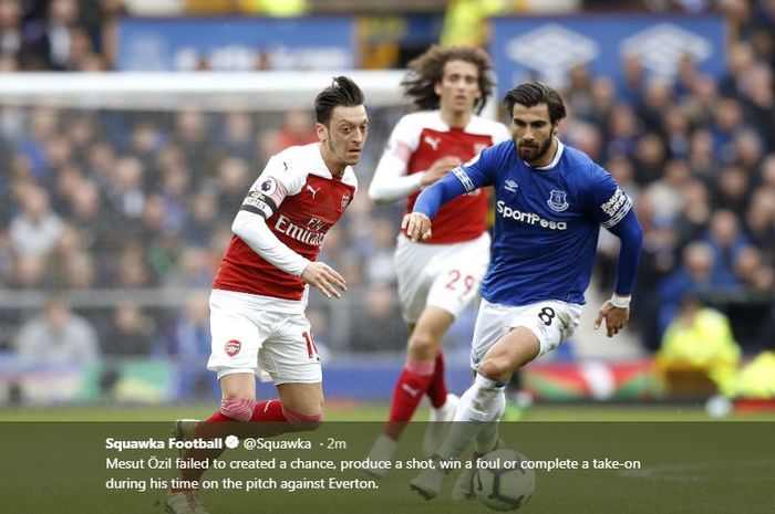 Mesut Oezil (kiri) beraksi dalam partai Liga Inggris antara Everton vs Arsenal di Goodison Park, 7 April 2019.