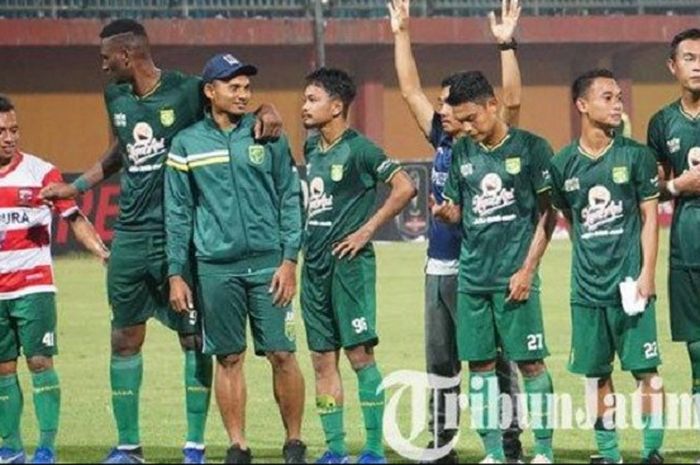 Momen Irfan Jaya mengenakan jersey Andik Vermansah saat perayaan Persebaya Surabaya lolos ke final Piala Presiden 2019 di Stadion Gelora Ratu Pamelingan, Madura.