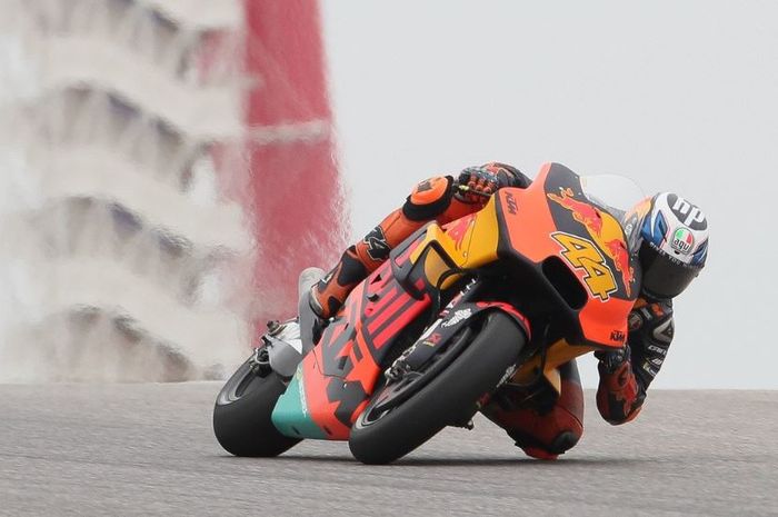 Pembalap tim Red Bull KTM, Pol Espargaro saat melakoni MotoGP Argentina, Minggu (31/3/2019)