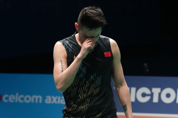 Pebulu tangkis tunggal putra China, Lin Dan, bereaksi setelah memastikan diri sebagai pemenang Malaysia Open 2019 di Axiata Arena, Bukit Jalil, Kuala Lumpur, Minggu (7/4/2019).