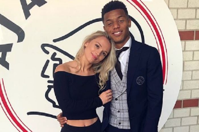 Pemain muda Ajax Amsterdam, David Neres bersama kekasihnya, Kira Winona.