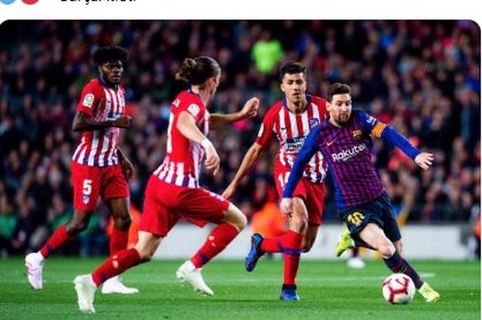 Megabintang Barcelona, Lionel Messi (kanan), beraksi dalam laga Liga Spanyol melawan Atletico Madrid di Stadion Camp Nou, Sabtu (6/4/2019).