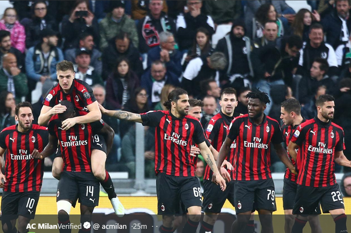 Striker AC Milan, Krzysztof Piatek, merayakan gol yang dicetaknya dalam laga pekan ke-31 Liga Italia melawan Juventus, Sabtu (6/4/2019) di Allianz Stadium Turin.