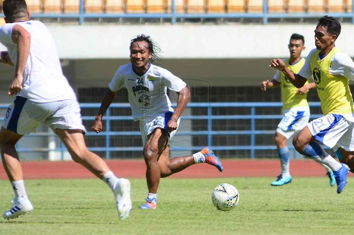 Sesi game internal Persib Bandung di Stadion Gelora Bandung Lautan Api (GBLA), Minggu (7/4/2019).