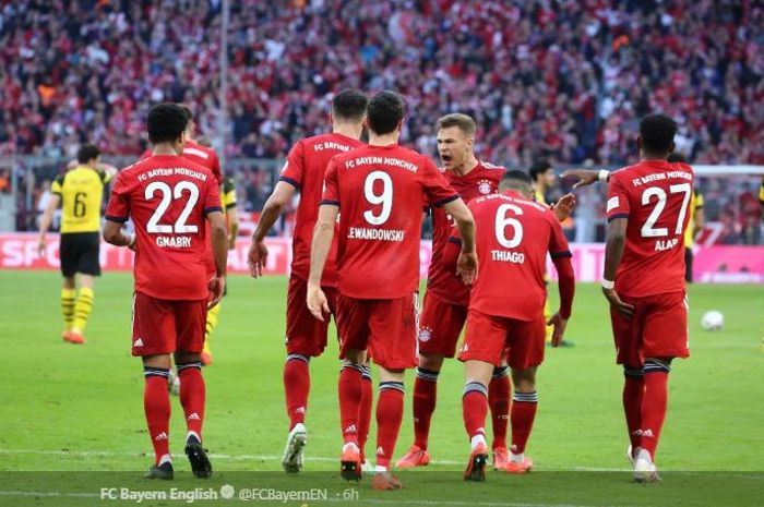 Para pemain Bayern Muenchen tengah menjalani partai pekan ke-28 Liga Jerman melawan Borussia Dortmund di Allianz Arena, 6 April 2019.