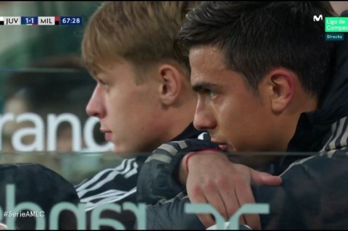 Bintang Juventus, Paulo Dybala, menyaksikan sisa laga kontra AC Milan lewat bangku cadangan.