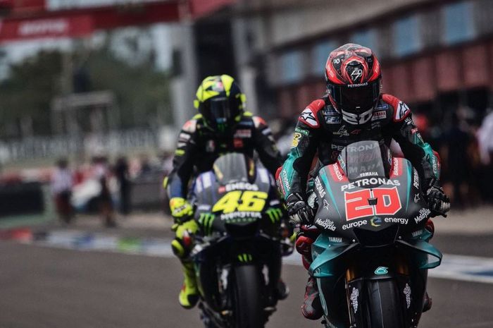 Fabio Quartararo (depan) saat dibayangi pembalap Monster Energy Yamaha, Valentino Rossi