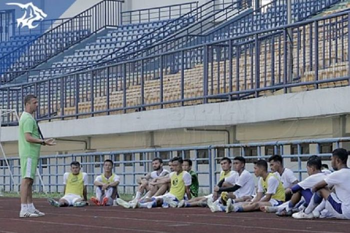 Pelatih Persib Bandung Miljan Radovic memberi arahan kepada para pemainnya di sela latihan di Stadion Gelora Bandung Lautan Api (GBLA), Kota Bandung, Minggu (7/4/2019).