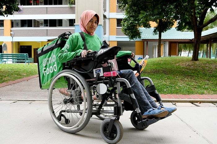 Kisah wanita GrabFood antar pesanan dengan kursi roda
