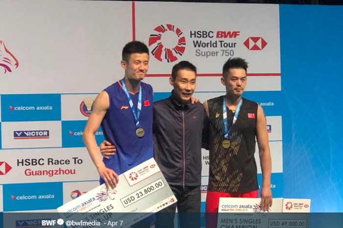 Lee Chong Wei (tengah) saat bersama Chen Long dan Lin Dan di atas podium tunggal putra Malaysia open 2019, Minggu (7/4/2019).