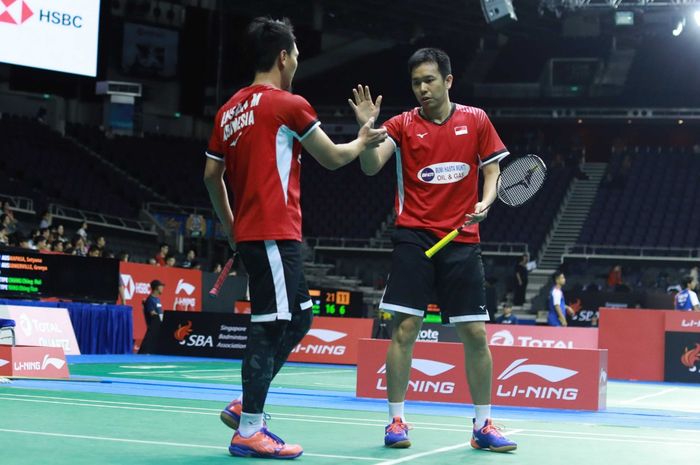 Pasangan ganda putra Indonesia, Mohammad Ahsan/Hendra Setiawan, bertanding pada babak pertama Singapore Open 2019 di Singapore Open 2019 di Singapore Indoor Stadium, Selasa (9/4/2019). 