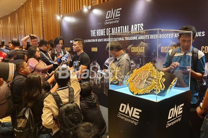 Atlet ONE Championship asal Indonesia, Eko Roni Saputra, berbicara kepada media di Hotel Westin, Jakarta, Jumat (5/4/2019).