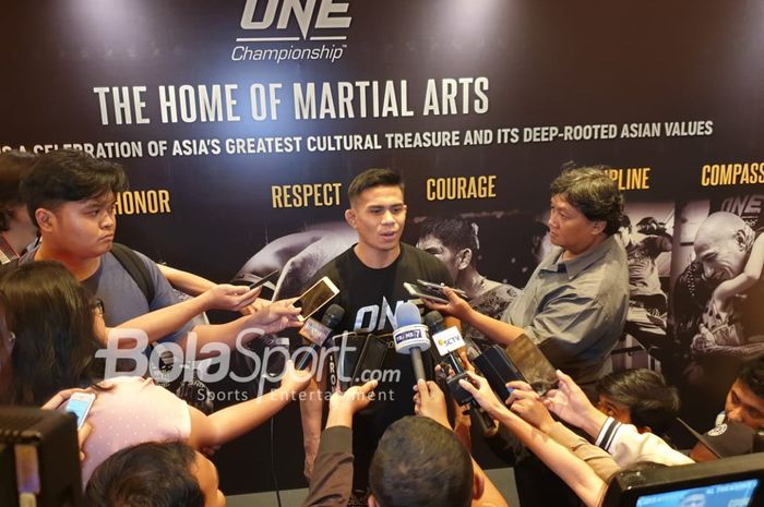 Atlet ONE Championship asal Indonesia, Eko Roni Saputra, berbicara kepada media di Hotel Westin, Jakarta, Jumat (5/4/2019).