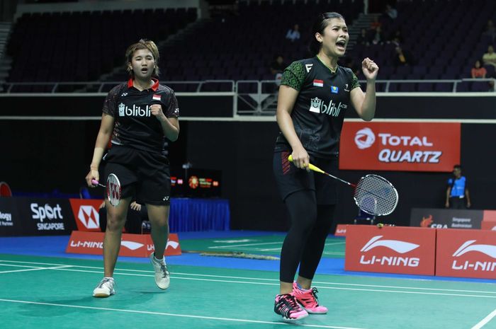 Pasangan ganda putri Indonesia, Yulfira Barkah/Jauza Fadhila Sugiarto, saat berhadapan dengan Ng Tsz Yau/Yuen Sin Ying, pada babak pertama Singapore Open 2019, di Singapore Indoor Stadium, Selasa (9/4/2019).