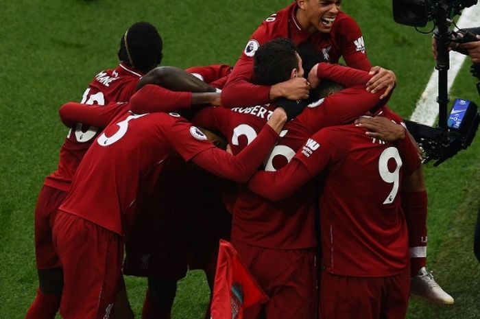 Para pemain Liverpool merayakan gol Mohamed Salah saat Liverpool berhasil menekuk Tottenham Hotspur