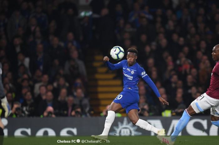 WInger muda Chelsea, Callum Hudson-Odoi, masih bisa menendang bola ke arah gawang West Ham United saat dijaga ketat oleh Angelo Ogbonna dalam laga Premier League yang berlangsung Selasa (9/4/2019) di Stadion Stamford Bridge, London.