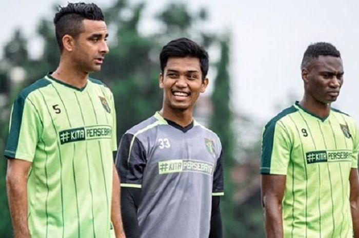 Penjaga gawang Persebaya Surabaya, Miswar Saputra (tengah) bersama dua pemain lain.