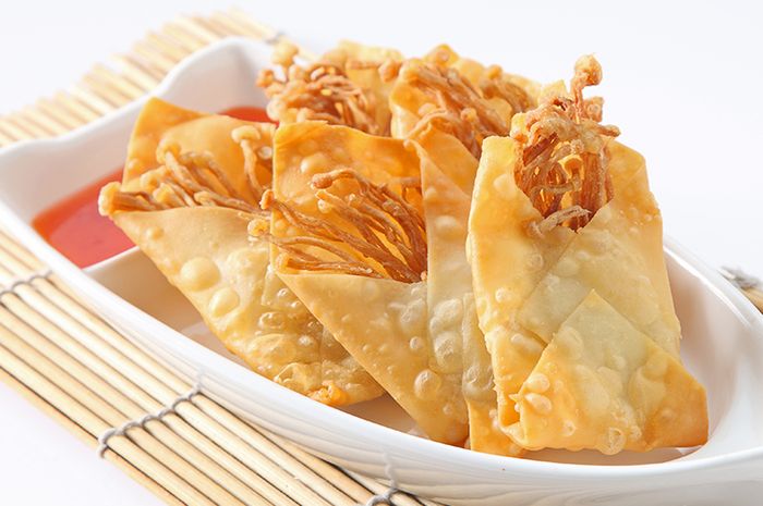 Sajian pangsit goreng enoki