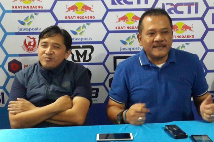 CEO Arema FC, Agoes Soerjanto saat melakukan wawancara.