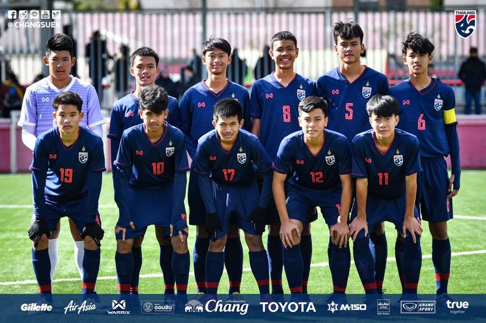 Pemain timnas U-15 Thailand berpose sebelum pertandingan.