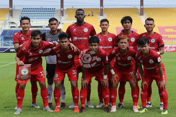 Gelandang asal Indonesia, M Rian Firmansyah (depan paling kanan) bersama pemain Sarawak FA sebelum lawan PDRM FA untuk laga Piala FA Malaysia 2019 di Stadion MP Selayang, Selangor, 9 April 2019. 