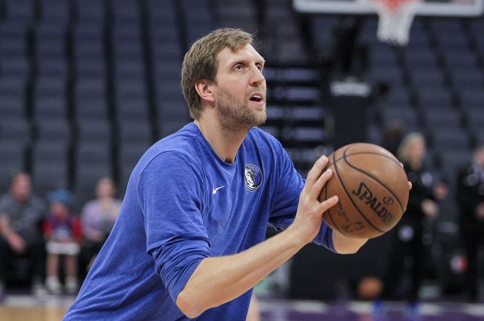 Setelah 21 tahun berkarier di NBA, Dirk Nowitzki memutuskan pensiun dan mengakhiri kebersamaannya dengan Dallas Mavericks