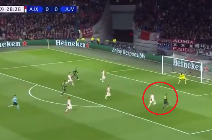 Gelandang Ajax Amsterdam, Frenkie de Jong berjuang menyelamatkan gawang timnya dari serangan Juventus pada leg pertama perempat final Liga Champions, Kamis (11/4/2019) di Amsterdam Arena.