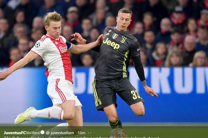 Matthijs de Ligt terlibat duel dengan Federico Bernardeschi