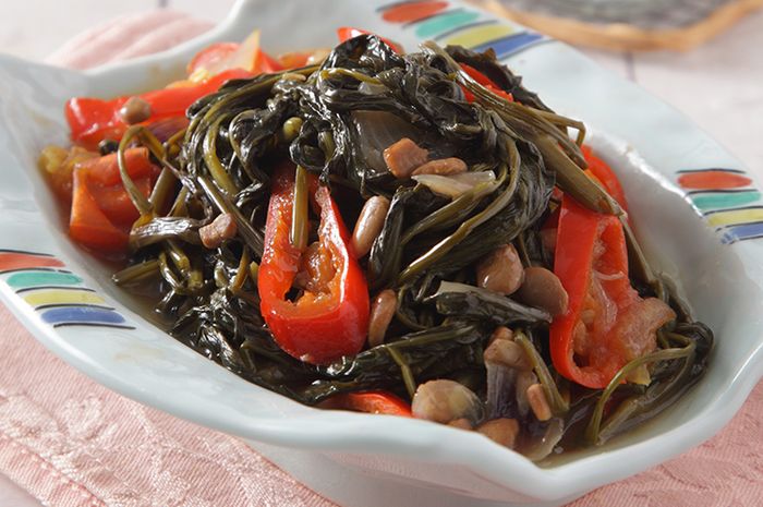 Learn how to make Kangkung Masak Taoco (sautéed water spinach with taoco flavour) for lunch's side dish with this step-by-step recipe!