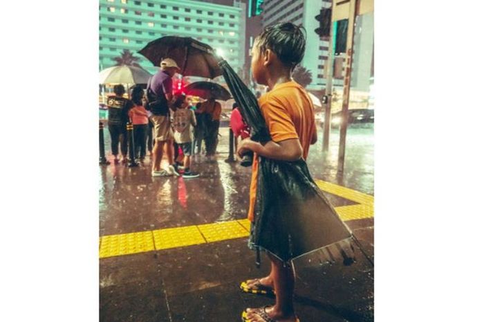 Foto Viral: Tatapan Pilu Bocah Ojek Payung yang Basah ...