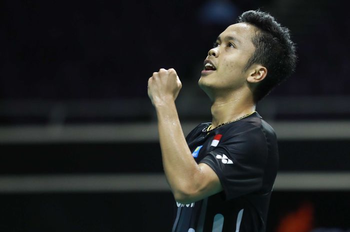 Pebulu tangkis tunggal putra Indonesia, Anthony Sinisuka Ginting, melakukan selebrasi saat menjalani pertandingan melawan Chen Long pada perempat final Singapore Open 2019.