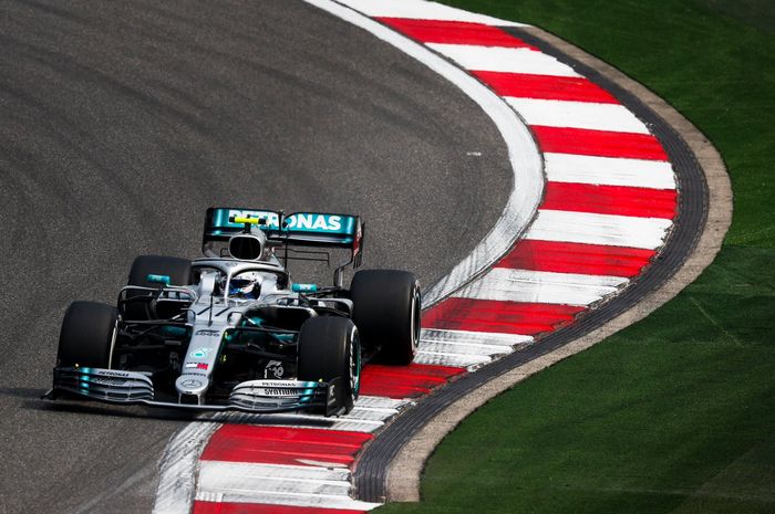 Aksi Valtteri Bottas (Mercedes) saat tampil pada sesi FP2 F1 GP China 2019 di Sirkuit Internasional Shanghai, Jumat (12/4/2019)