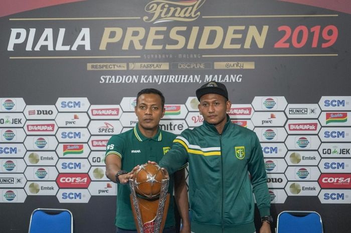 Asisten Pelatih Persebaya Surabaya Bejo Sugiantoro (kiri) bersama kiper Abdul Rohim memegang trofi Piala Presiden dalam jumpa pers jelang laga final leg kedua Arema FC vs Persebaya di Kantor Arema, Malang, Kamis (11/4/2019).