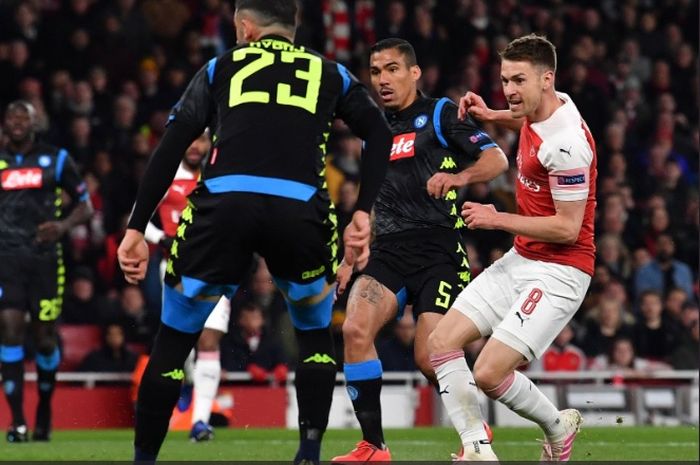 Aaron Ramsey melepaskan tembakan ke gawang Alex Meret yang membuat Arsenal unggul 1-0 atas Napoli pada leg pertama perempat final Liga Europa