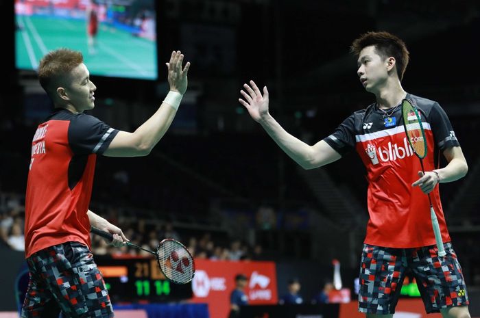 Reaksi ganda putra Indonesia, Marcus Fernaldi Gideon/Kevin Sanjaya Sukamuljo, pada pertandingan perempat final Singapore Open 2019 di Singapore Indoor Stadium, Singapura, Jumat (12/4/2019).