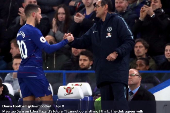 Pemain sayap Chelsea, Eden Hazard, bersalaman dengan Maurizio Sarri