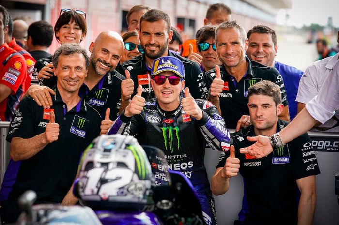 Maverick Vinales saat bersama para kur tim Monster Energy Yamaha di seri MotoGP Argentina 2019.