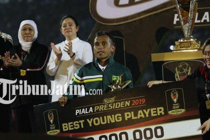 Pemain Persebaya, Irfan Jaya menjadi pemain muda terbaik Piala Presiden 2019, usai laga final Piala Presiden 2019 di Stadion Kanjuruhan Kepanjen, Kabupaten Malang, Jumat (12/4/2019). 