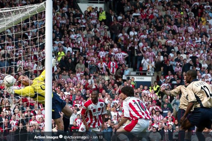 Kiper legendaris Arsenal, David Seaman, melakukan penyelamatan dalam laga semifinal Piala FA musim 2002-2003 melawan Sheffield United.