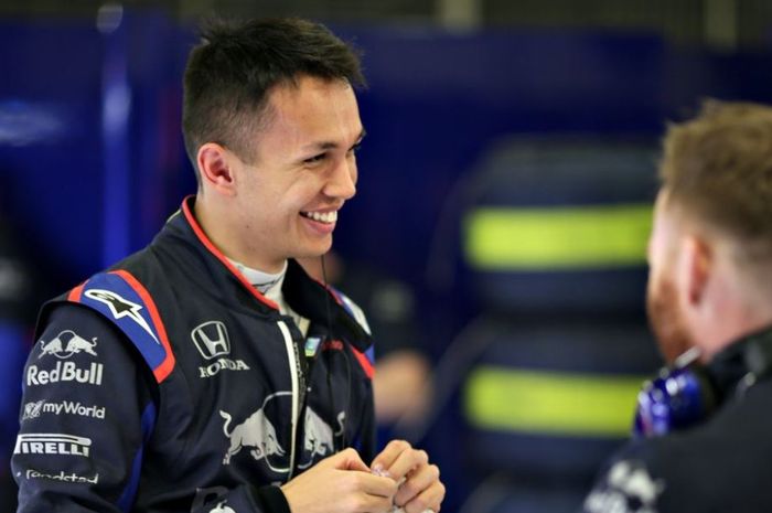 Alexander Albon (Toro Rosso) tengah berdiskusi dengan timnya.