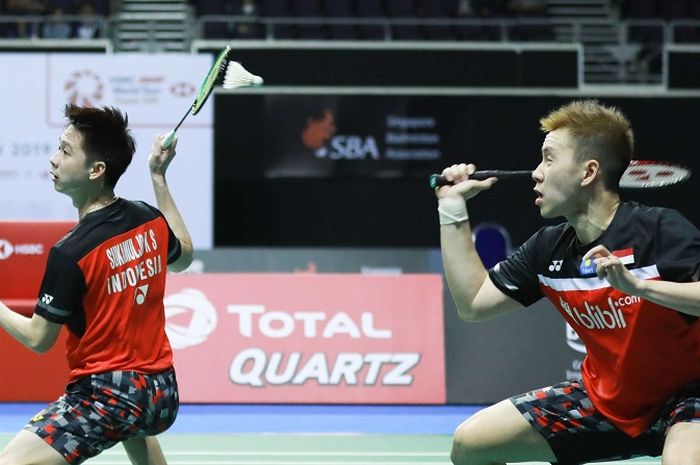 Aksi Kevin Sanjaya Sukamuljo (kri) dan Marcus Fernaldi Gideon (kanan) saat tampil pada fase semifinal Singapore Open 2019, Sabtu (13/4/2019)