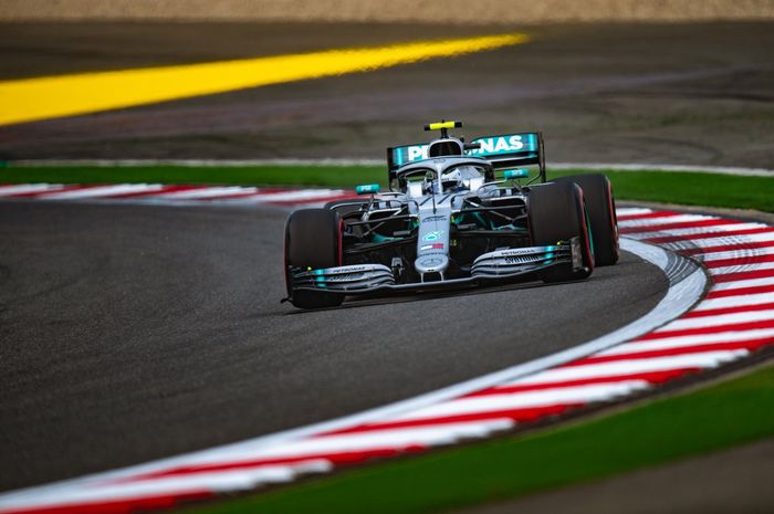 Aksi Valtteri Bottas (Mercedes) saat tampil pada sesi kualifikasi F1 GP China 2019 yang digelar Sabtu (13/4/2019)