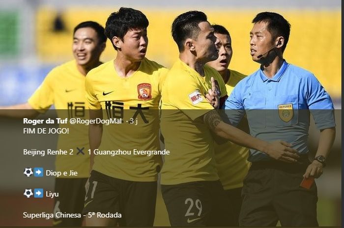 Striker Guangzhou Evergrande, Gao Lin mencoba menghalangi wasit Di Wang memberikan kartu merah ke Paulinho saat mereka dijamu Beijing Renhe pada lanjutan Liga Super China 2019, 14 April 2019. 