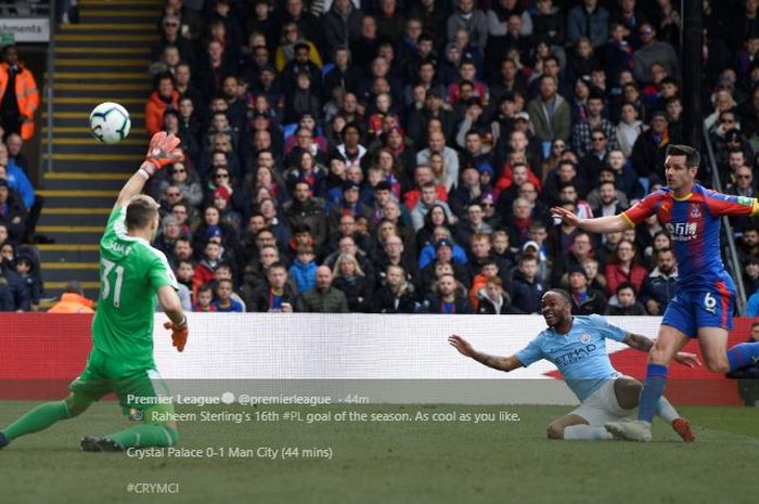 Winger Manchester City, Raheem Sterling (tengah), mencetak gol, dalam laga pekan ke-34 Liga Inggris kontra Crystal Palace di Selhurst Park, Minggu (14/4/2019).