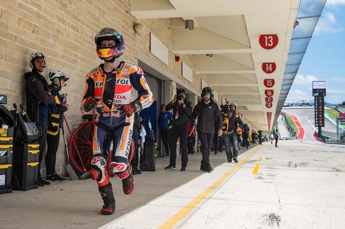 Pembalap Repsol Honda, Jorge Lorenzo, berlari menuju paddock untuk mengganti motor pada sesi kualifikasi MotoGP Americas 2019.