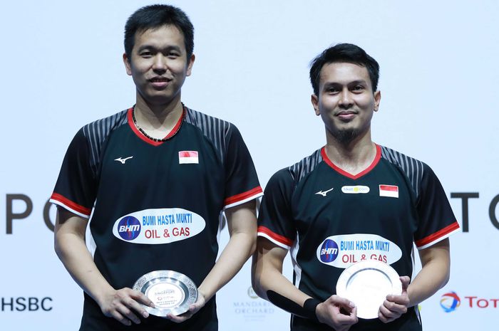 Pasangan ganda putra Indonesia, Mohammad Ahsan/Hendra Setiawan, berpose di podium runner-up Singapore Open 2019.