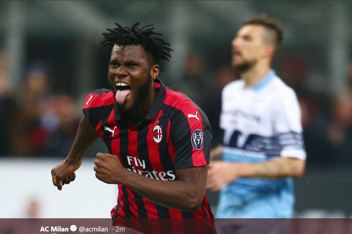 Gelandang AC Milan, Franck Kessie, merayakan gol yang dicetaknya pada laga melawan Lazio di pekan ke-32 Liga Italia, Sabtu (13/4/2019) di San Siro.