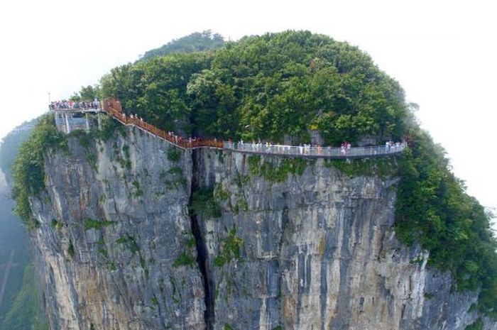 Salah Satu Wisata Ekstrim Di China Jembatan Kaca Ini Salah Satu Wisata Ekstrim Di China Jembatan Kaca Ini